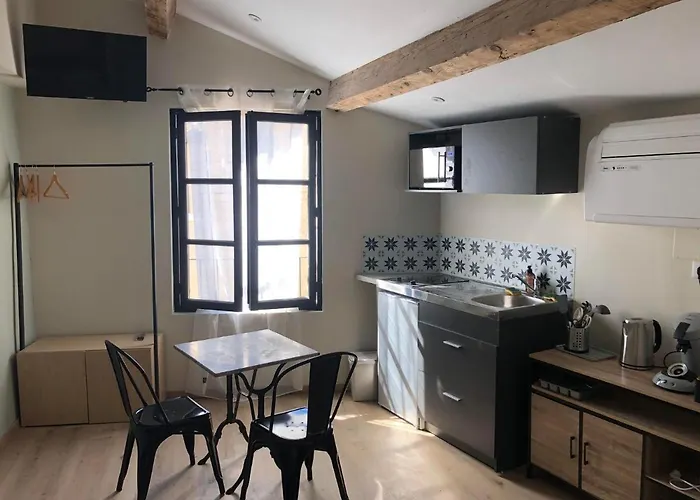 Arles: Studio De La Place