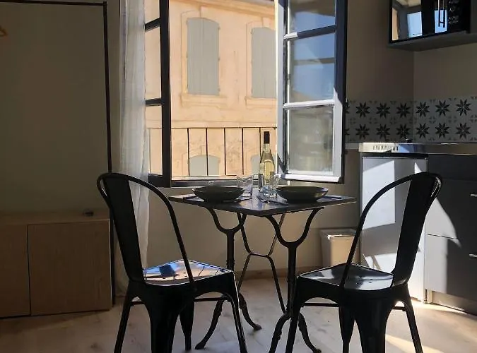 Arles: Studio De La Place