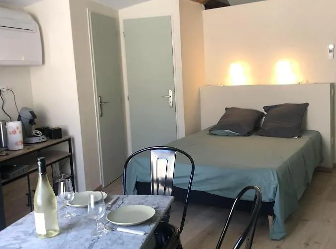 Arles: Studio De La Place