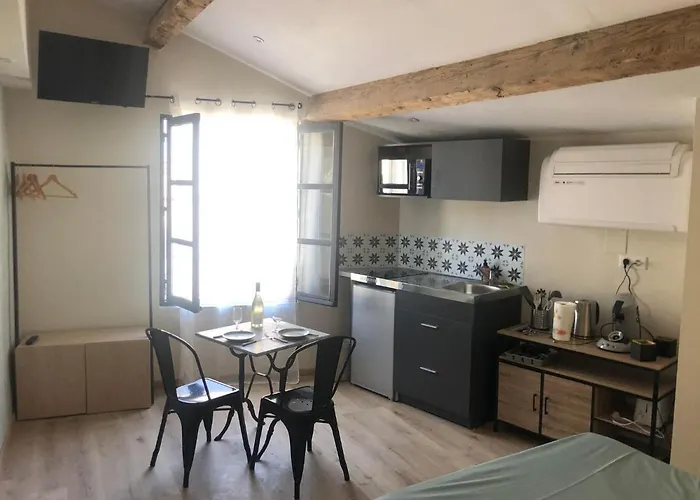 Arles: Studio De La Place